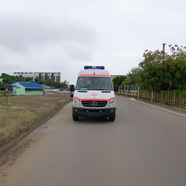 内蒙古民族大学附院租用私人救护车到云南保山 救护车出租价格多少